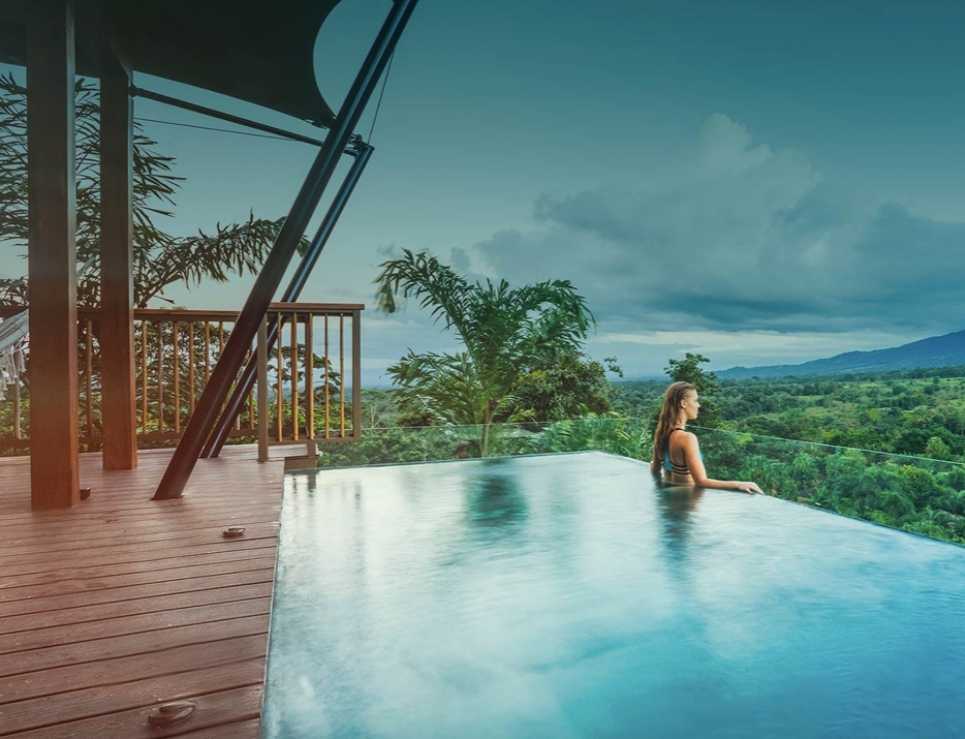 El hotel ecológico de Costa Rica construido sobre pilotes en la selva