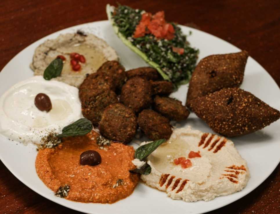 ¿Qué es el Mezze? un ritual gastronómico de Líbano