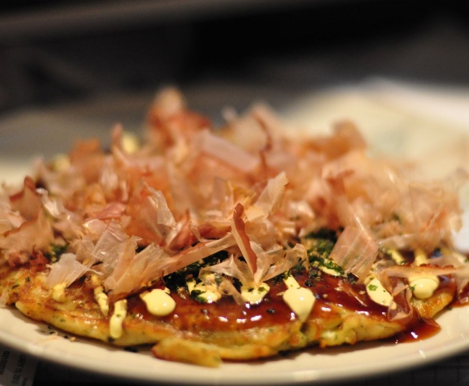 
					Historia del okonomiyaki, la “pizza japonesa” que se prepara en la plancha