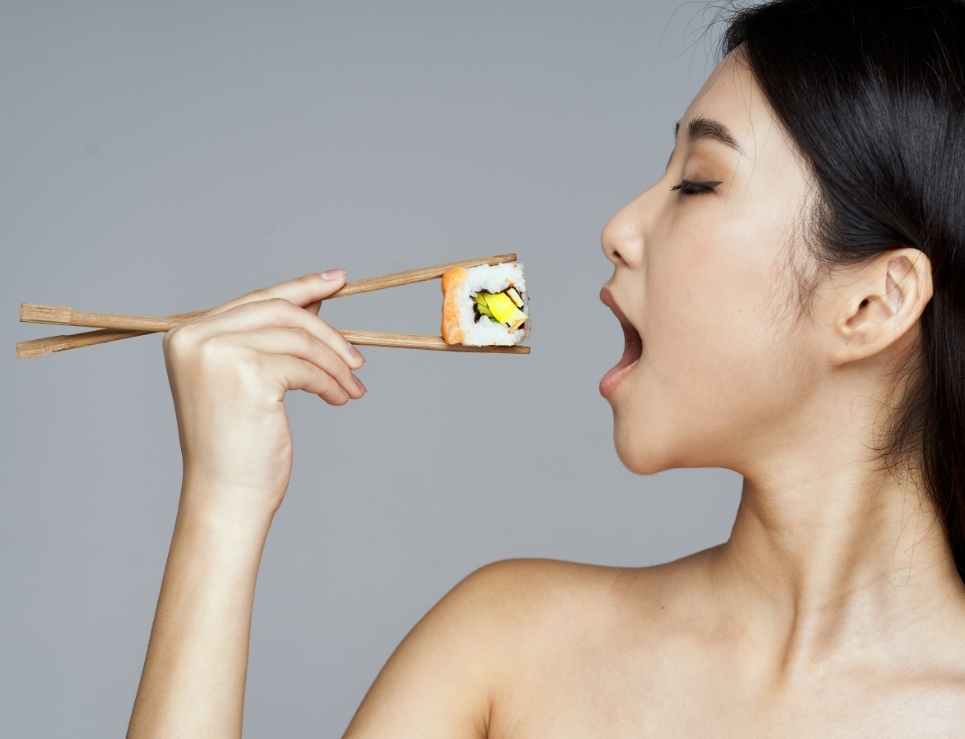 
					“Naked sushi” o “nyotaimori”, el ritual japonés de comer sobre el cuerpo