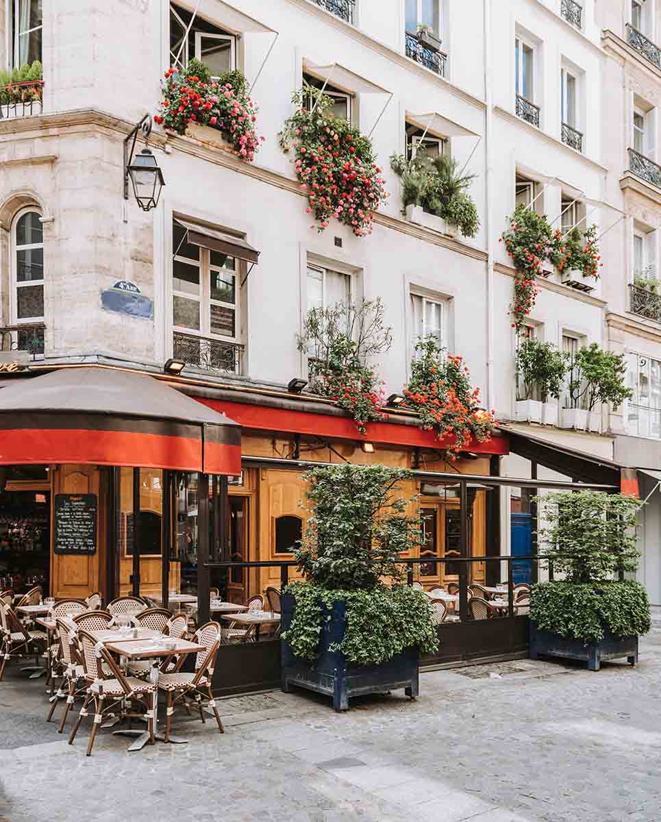 Typical,View,Of,The,Parisian,Street,With,Tables,Of,Brasserie
