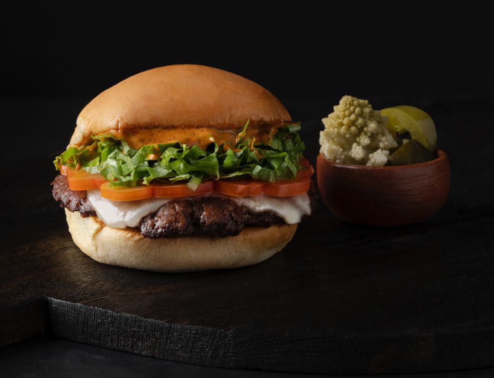 Enrique Olvera y Shake Shack lanzan burger con mayonesa de chicatana