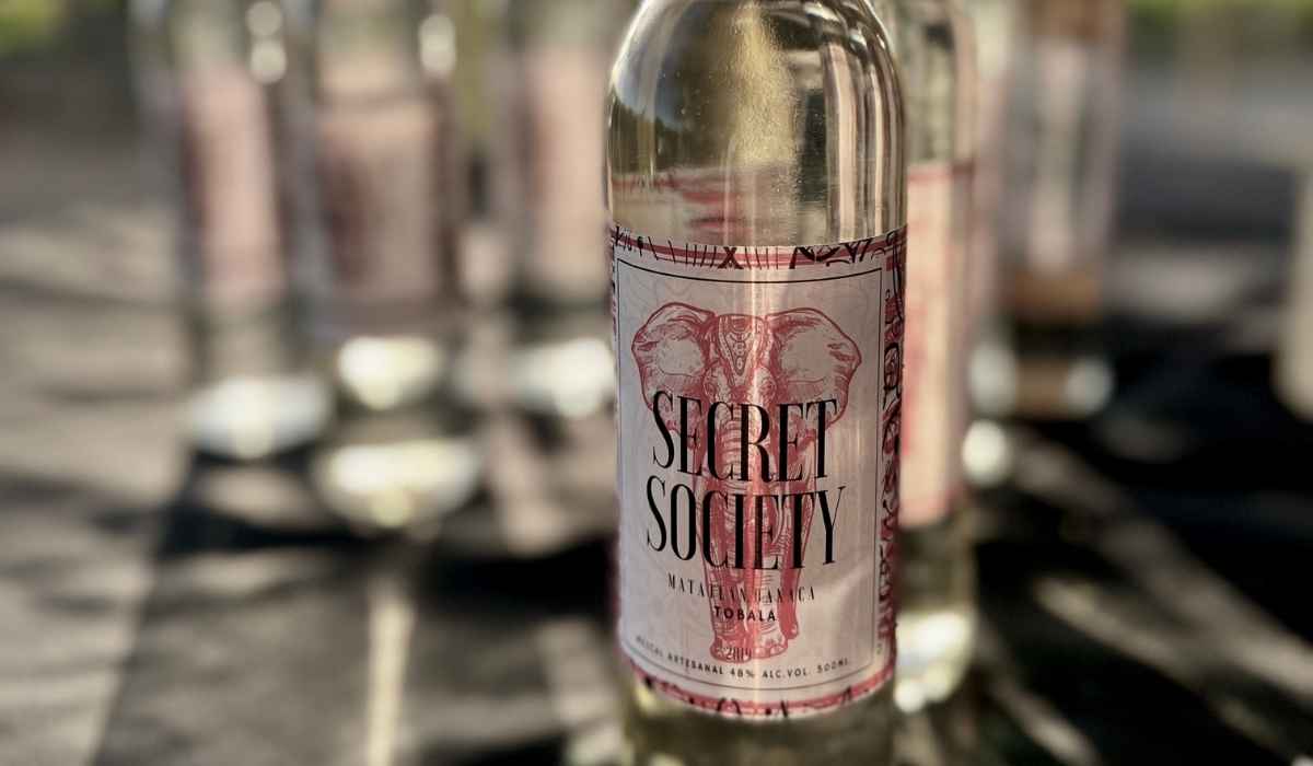 Secret Society, el mezcal artesanal que surgió de la unión familiar