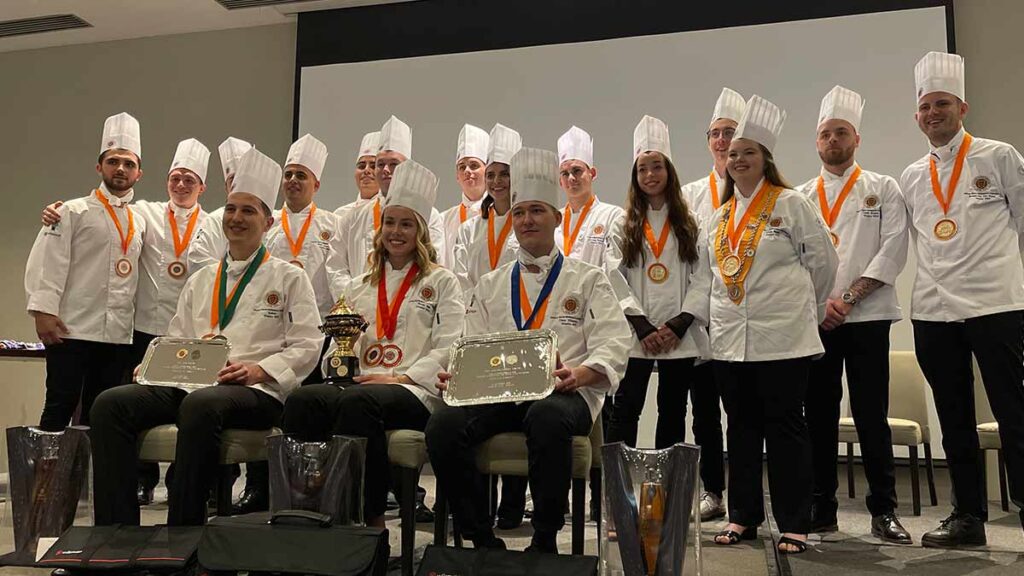 Jóvenes chefs son reconocidos por La Chaîne des Rôtisseurs de París