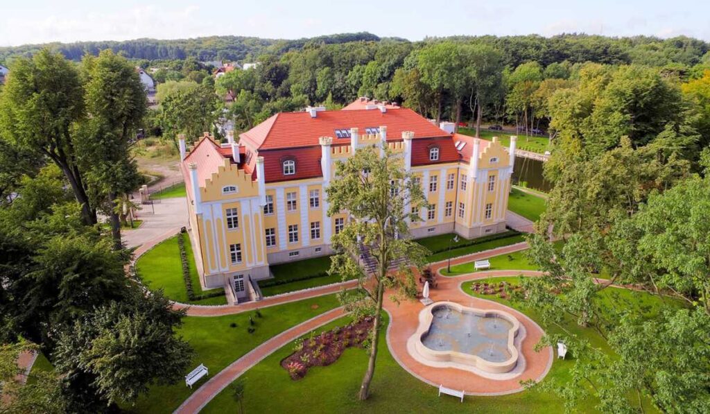 El hotel polaco inspirado en Alicia en el país de las maravillas 3