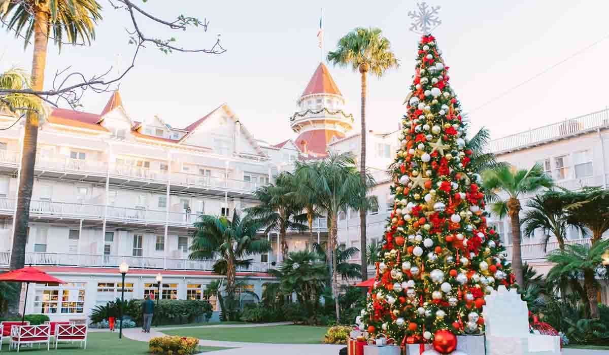 Hotel Coronado en Navidad: patinaje y fogatas en la playa