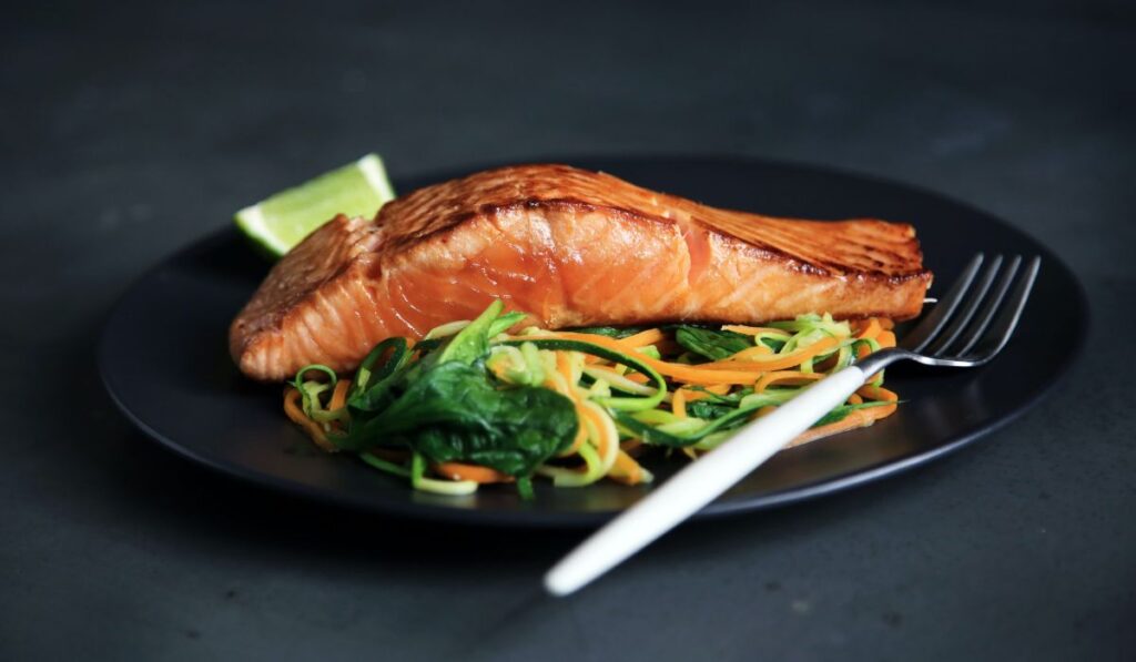 Por qué no pedir salmón en un restaurante, según chefs