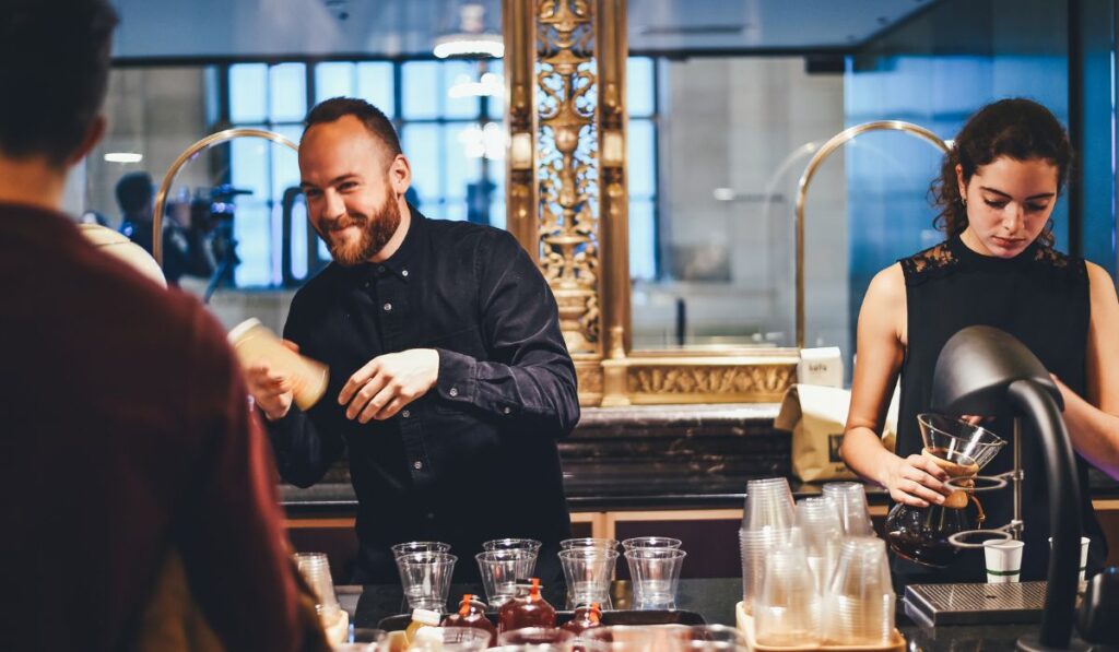 5 bartenders que cambiaron la historia de la coctelería