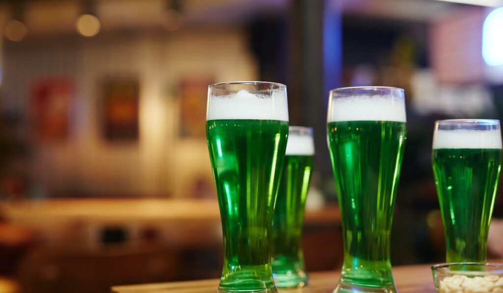 ¿Con qué se pintan de verde las cervezas de San Patricio?