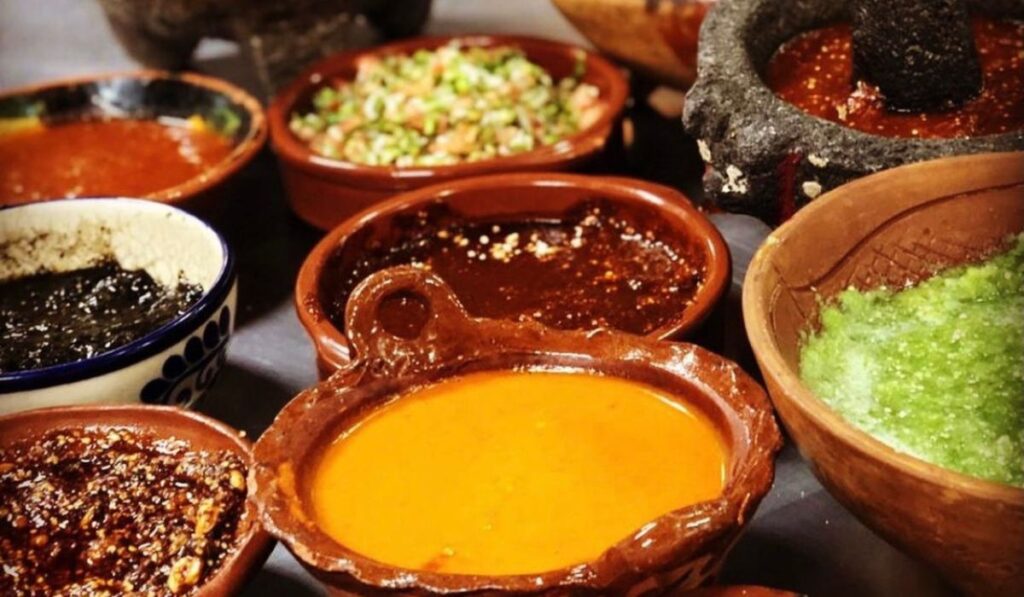 Conoce el origen e historia de las salsas en México