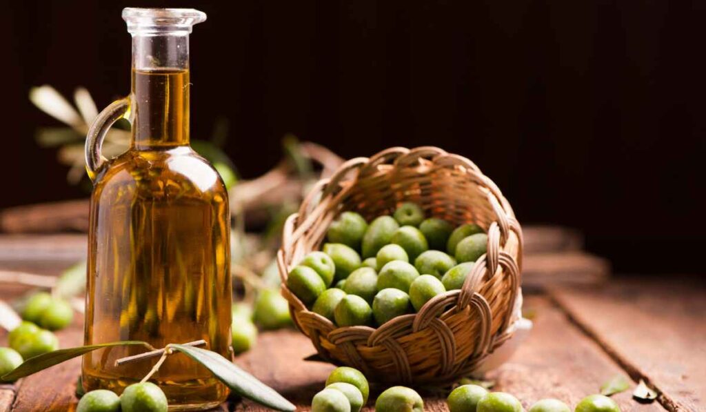 Aceite de oliva sobre una mesa