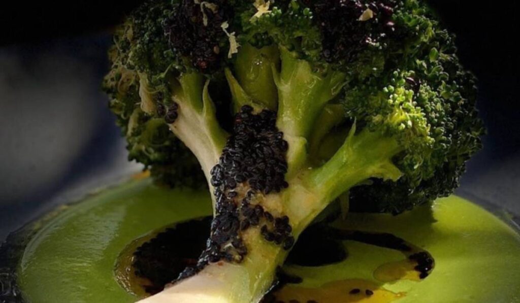 Brócoli tatemado con crema de brócoli
