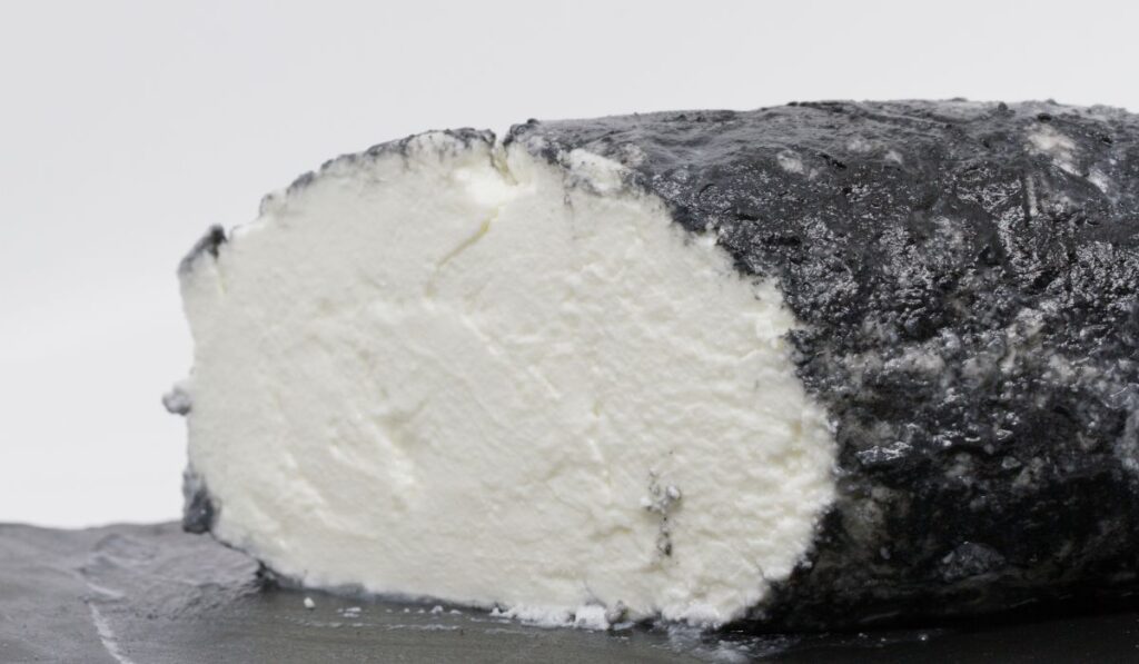 Ejemplo de ceniza comestible en queso, no ceniza volcánica.
