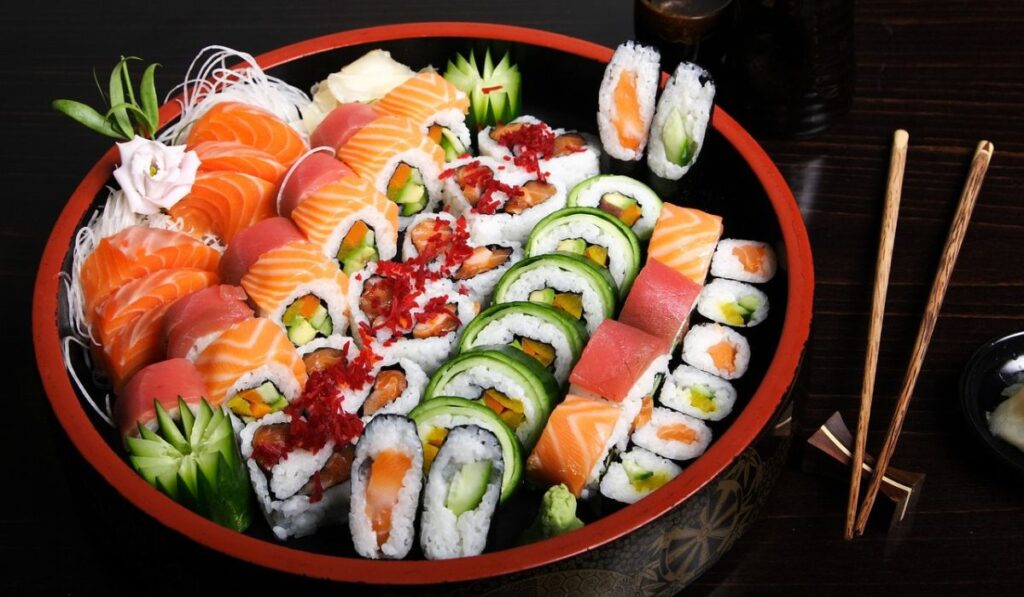 Plato de sushi con pescado fresco, diferente a los nigiris.