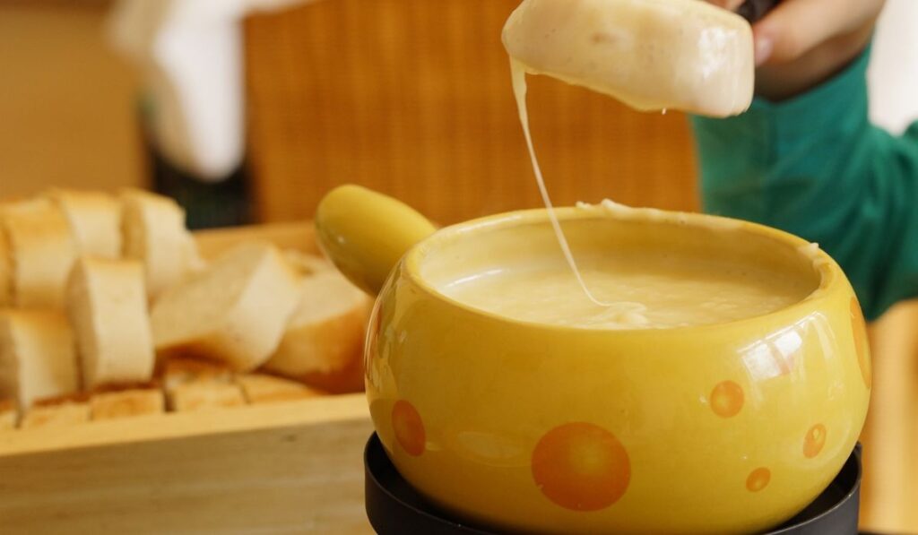 Fondue de queso caliente y listo para comer.