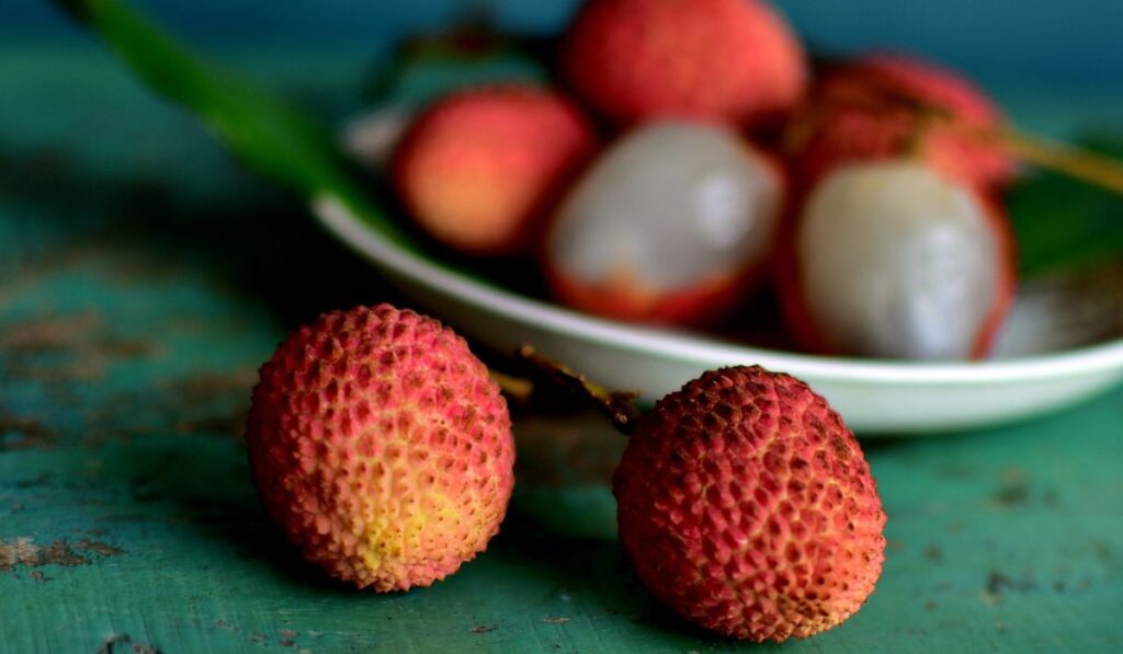 Fruto lichie con cáscara roja, frutas de junio
