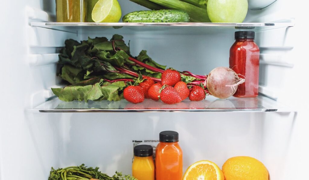 Variedad de frutas y verduras en refrigeración.