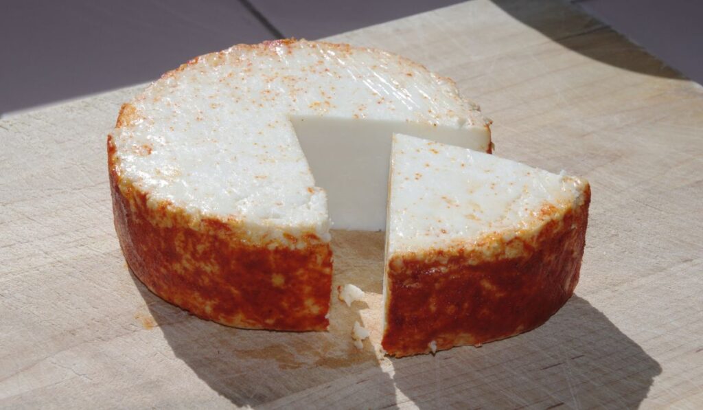 Rueda de queso añejo especiado, ingrediente del minguiche