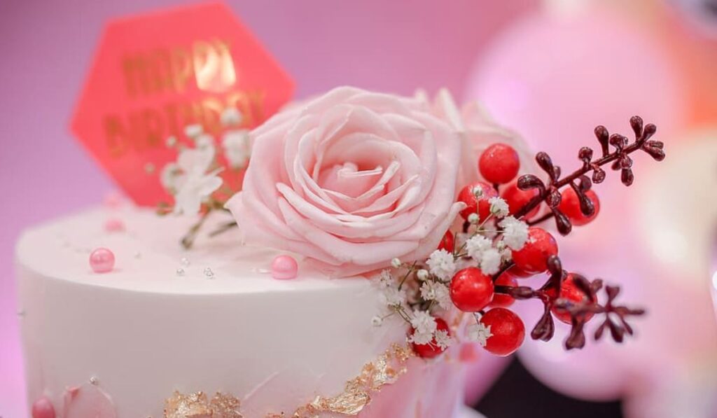 Ejemplo de pastel de pétalos de rosas decorado