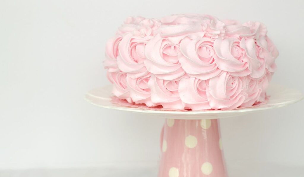Pastel de pétalos de rosa decorado