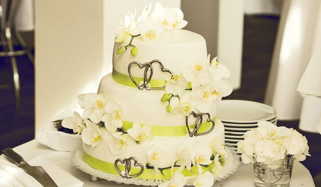 Ejemplo de pasteles de boda con flores. 