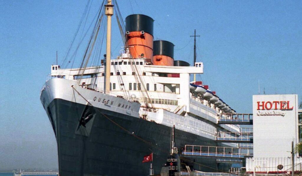 Queen Mary, el hotel donde puedes dormir dentro de un barco transatlántico