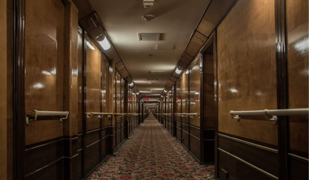 Pasillos que dirigen a habitaciones dentro del Queen Mary.