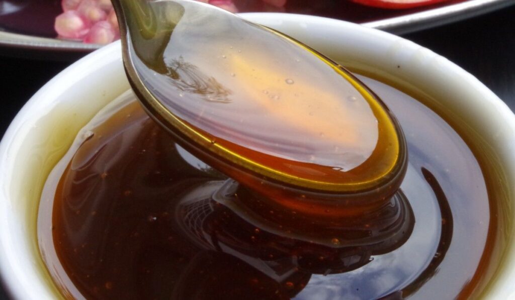 Cucharada de miel como parte de remedios naturales para la miel seca. 