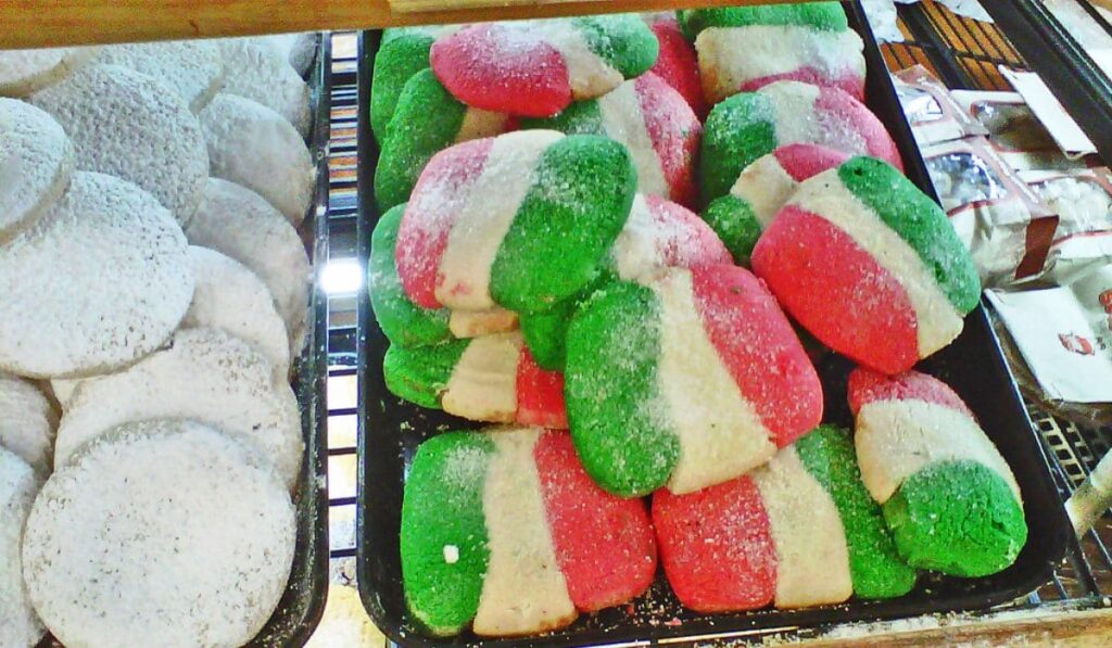 Polvorones tricolor, tipos de galletas en panaderías.