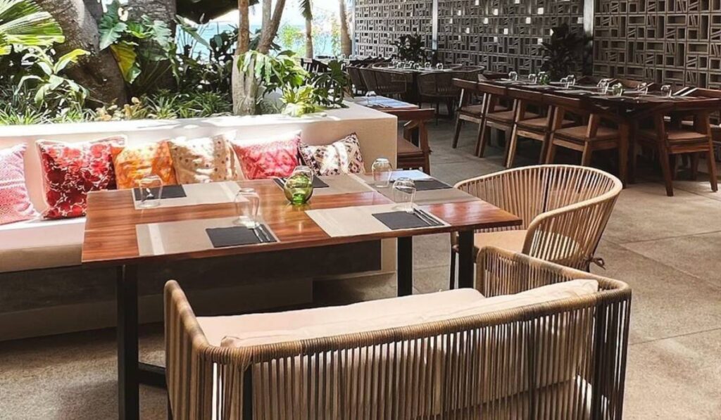 Foto del restaurante Zicatela, en el que se ve una mesa