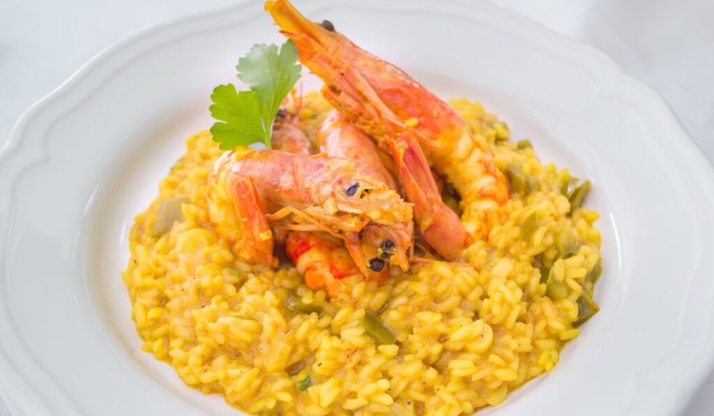 Risotto que puede utilizar el caldo de hueso para hidratar.