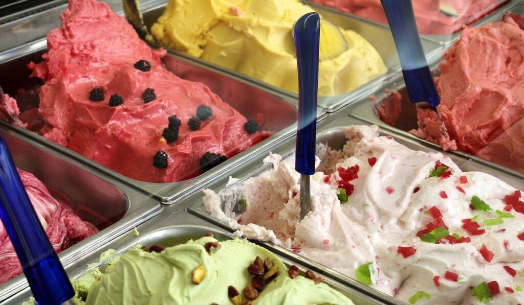 Oferta de diferentes sabores de helado.