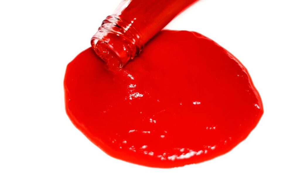 Porción de ketchup sobre superficie