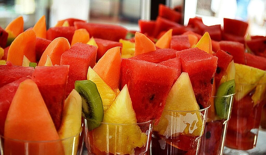 Coctel de frutas, opción para picnic de verano.