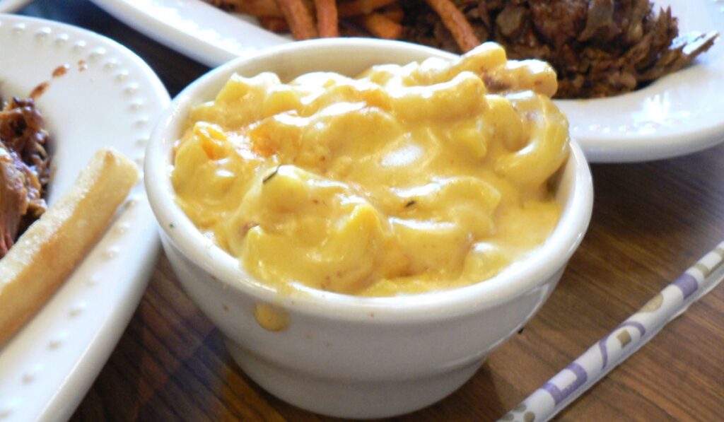 Plato de mac&cheese, añadir sabor flamin' hot.