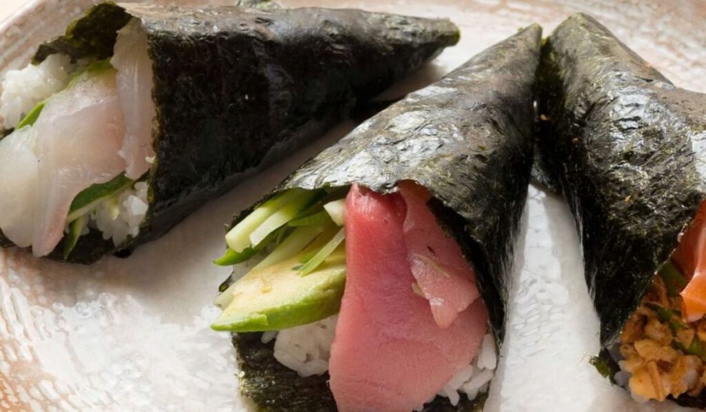 Temaki sushi de atún y aguacate.