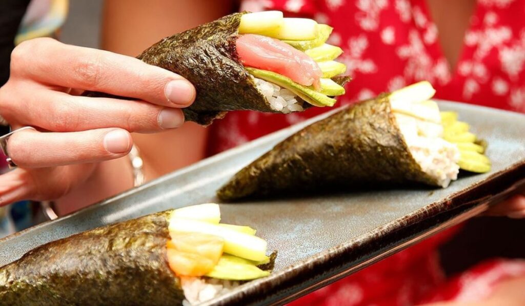 Temaki sushi clásicos.