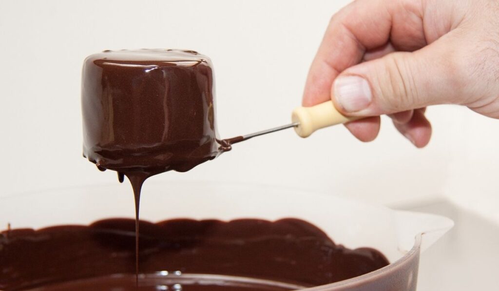 Derretir chocolate para cubrir bombones.