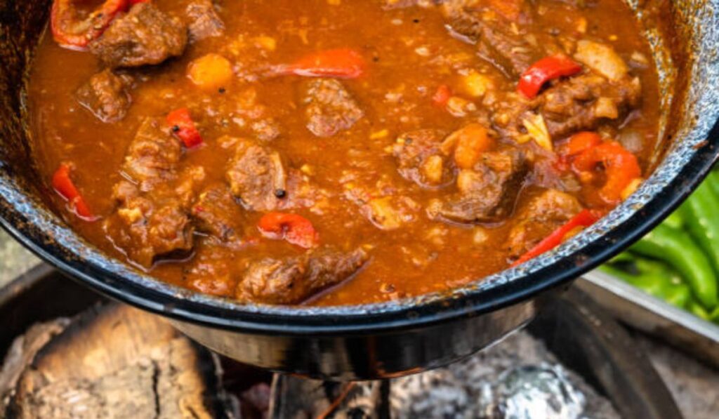 Sopa gulyásleves cocinándose en olla. 