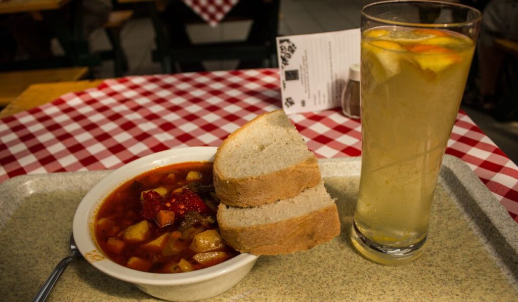 Sopa gulyásleves acompañada de pan tostado.