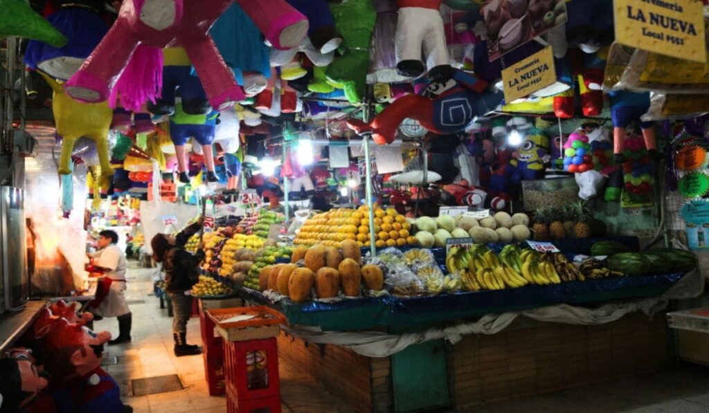 Vista interior de un mercado, similar al mercado de Coyoacán.