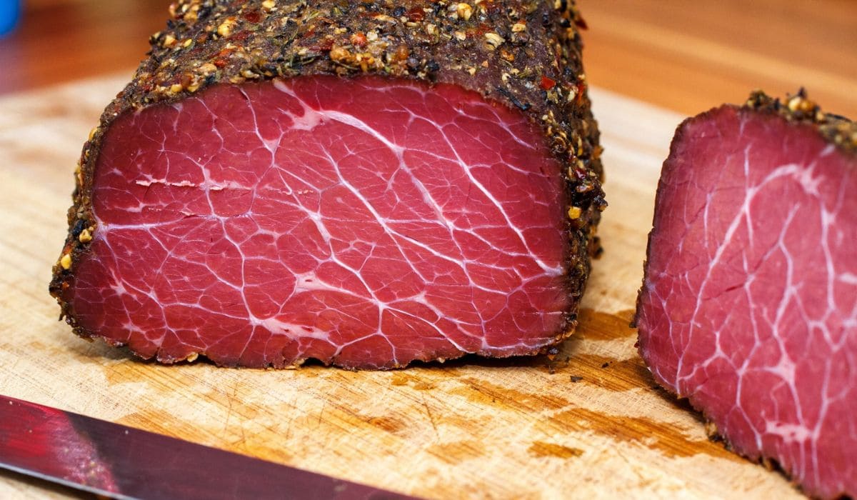 ¿Qué es el pastrami y con qué puedes prepararlo en casa?