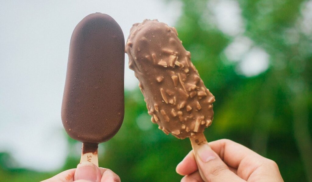 Paletas heladas con cubierta de chocolate. 