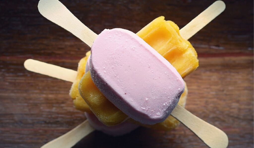 Paletas heladas hechas con crema.