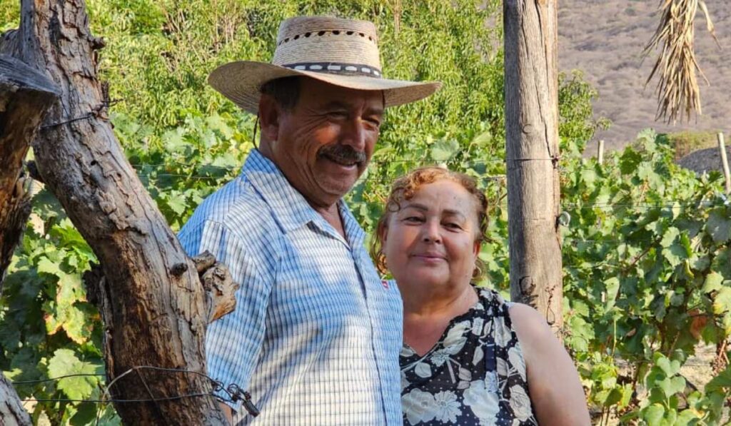 Serapio López  y su esposa se han dedicado más de 45 años a  la industria del vino artesanal. 