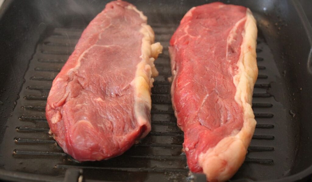 Asar carne roja para mantener sus jugos.