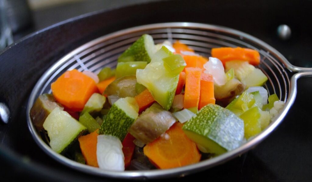 Verduras cocidas para el caldo wakabaki.
