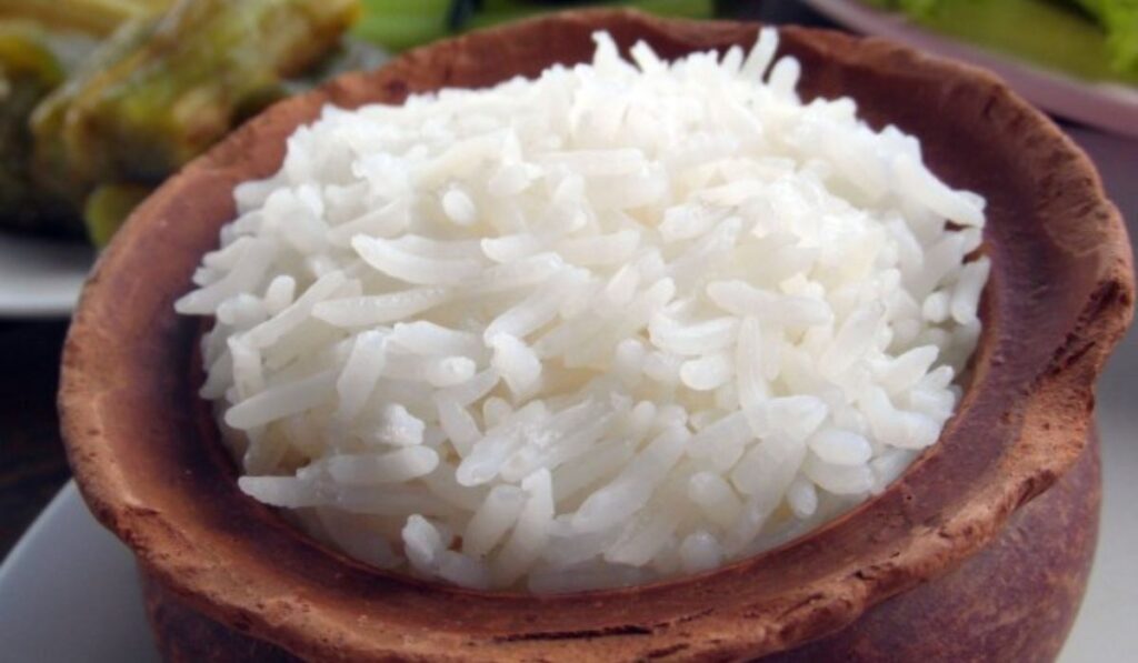 Color y tamaño del arroz cocido, diferente al arroz falso. 
