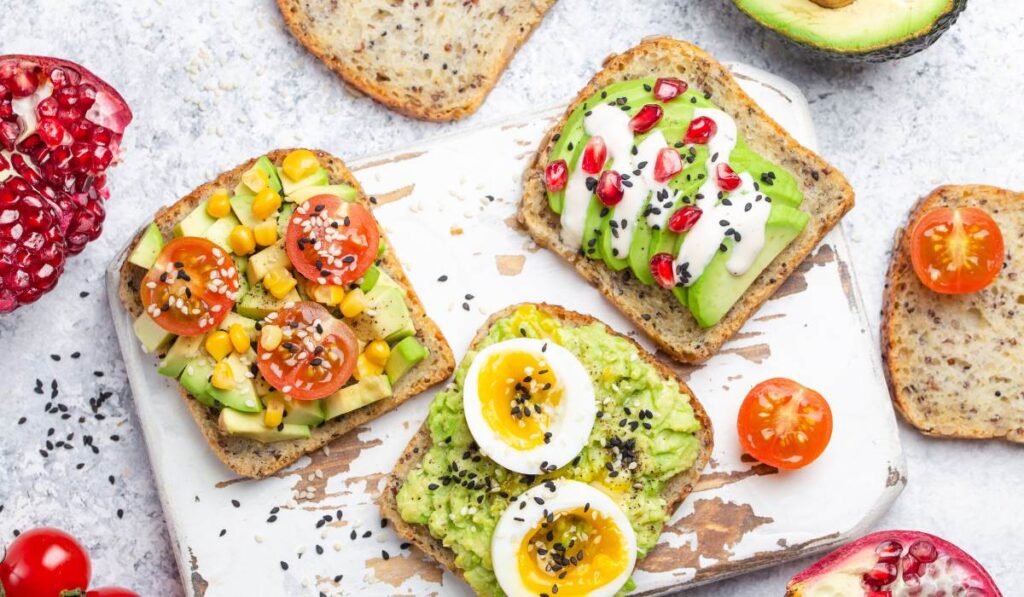 7 recetas fáciles de avocado toast para tu desayuno ideal