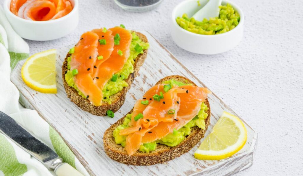 7 recetas fáciles de avocado toast para tu desayuno ideal 1